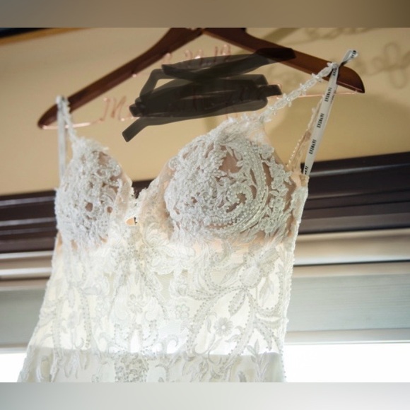 Enzoani : Mckinley : Ivory/Nude : Wedding Dress : Mermaid,train : V-Neck straps - Picture 9 of 16